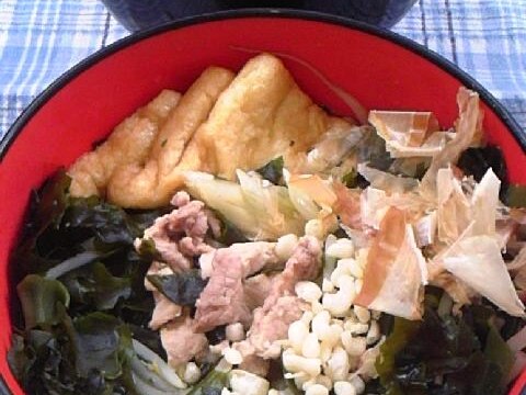 簡単ランチ♪わかめたっぷり豚肉うどん♪